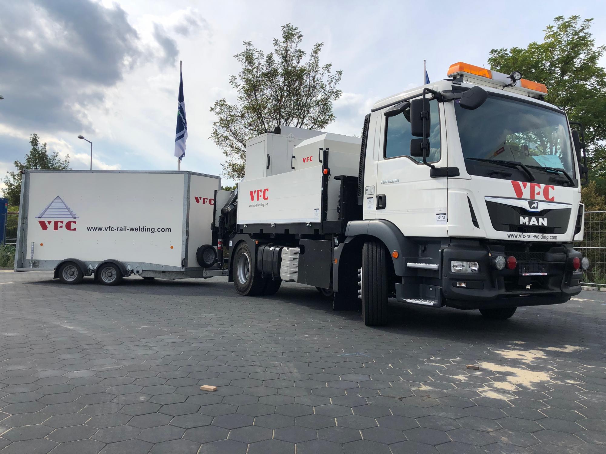 Camion rail-route de soudage de rail par induction /// rail welding truck - railroad truck for induction rail welding /// Camión carril-ruta para soldadura de carril por inducción